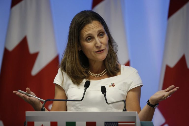 Ministra Finanzas canadiense dimite por oposición a Trudeau