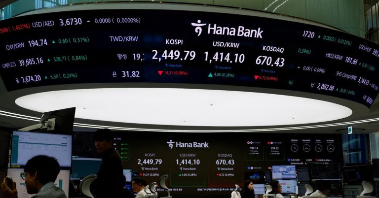 Acciones chinas suben tras cambio de política monetaria