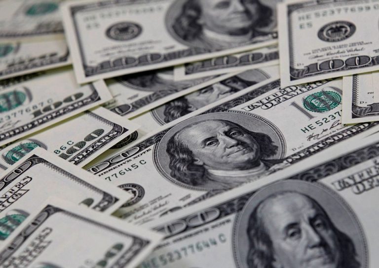 El dólar sube ante amenazas de aranceles y las acciones ignoran el riesgo