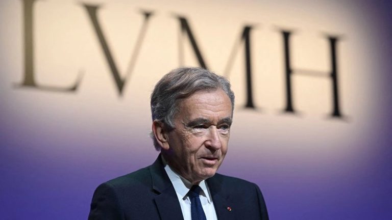 El gigante del lujo francés LVMH se desploma tras decepcionar con sus ventas y previsiones