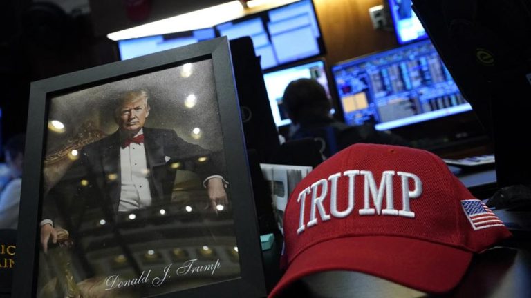 Las acciones y el dólar caen mientras los ataques de Trump a la Fed sacuden los mercados