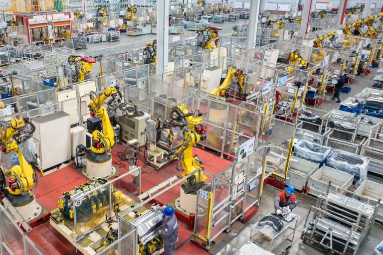 Economía china crece más de lo esperado antes de aranceles de Trump