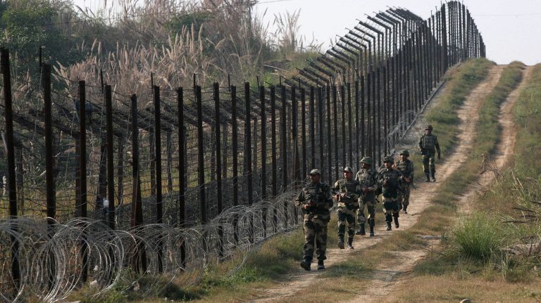 India y Pakistán intercambian disparos de armas ligeras en la frontera de Cachemira por cuarta noche consecutiva