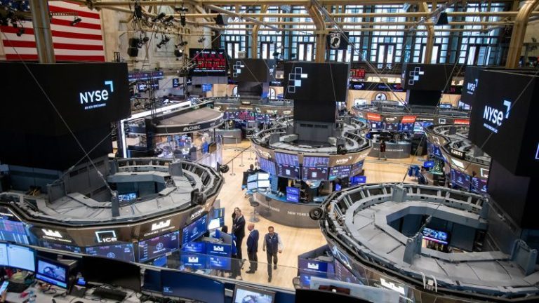 Wall Street subió mientras el petróleo cayó por temor a recesión y tensiones comerciales