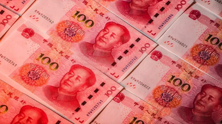 China recorta sus tasas de interés para apuntalar la economía mientras persiste tensión comercial