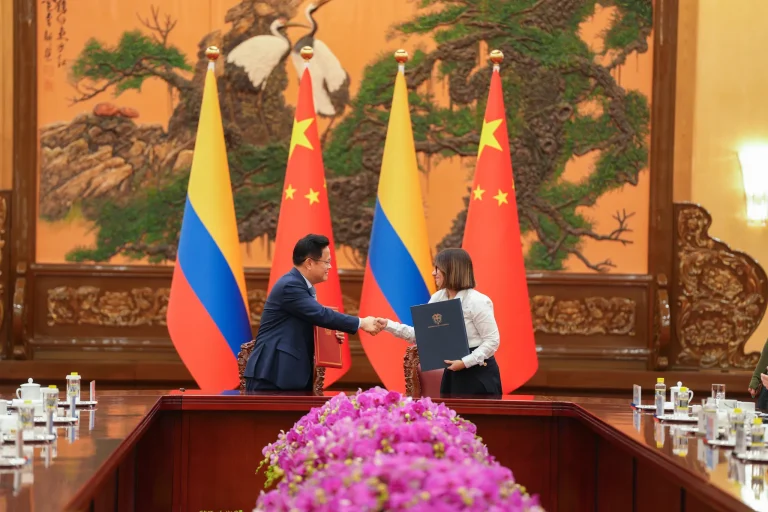 Colombia celebra la firma de «histórico» acuerdo con China