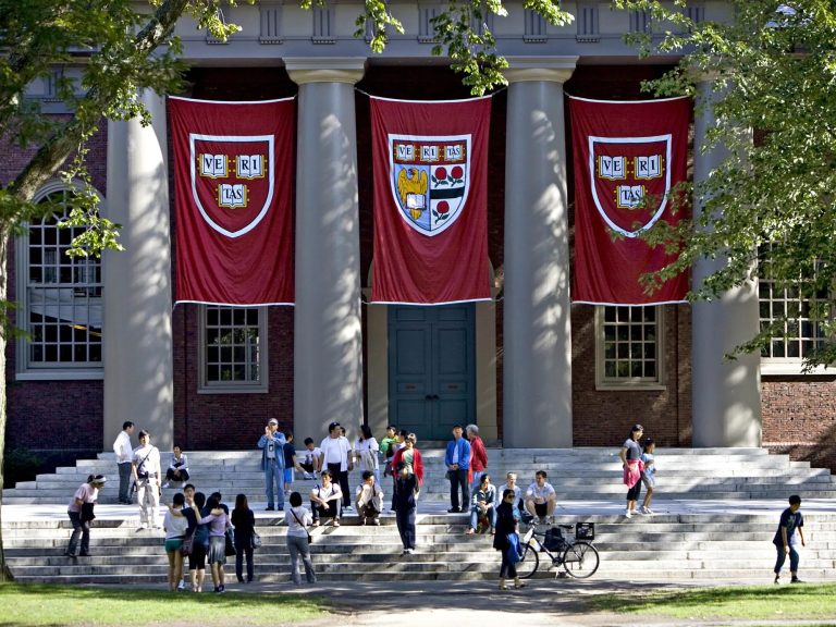 Trump dice que retirará a Harvard su estatus de exención fiscal