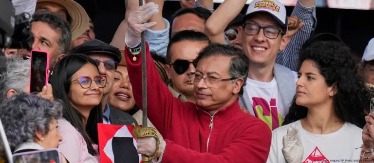 Colombia: Gustavo Petro defiende reformas en marcha multitudinaria