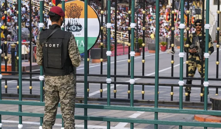 Ataques entre India y Pakistán dejan ya decenas de muertos