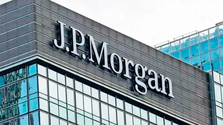 JP Morgan reconoce avances de Milei pero recomienda reducir exposición a deuda en pesos