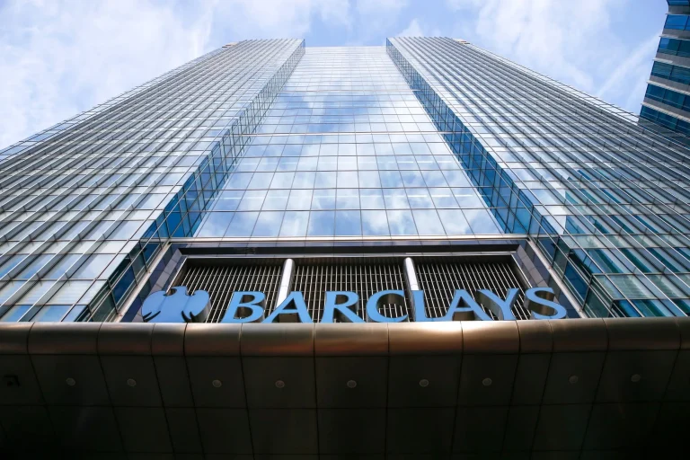 Barclays recorta más de 200 puestos en su banco de inversión para reducir costos