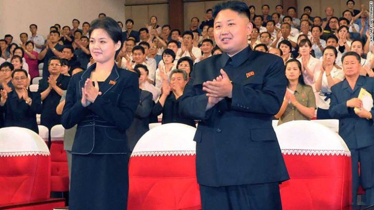 Esposa de Kim Jong-un reaparece tras año y medio ausente