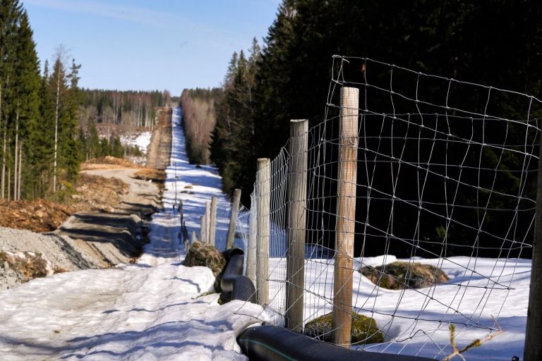 Temiendo una guerra con Rusia, Finlandia refuerza la frontera norte de la OTAN