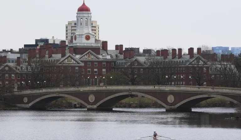 Harvard obtiene una tregua temporal frente a la prohibición de Trump a estudiantes extranjeros