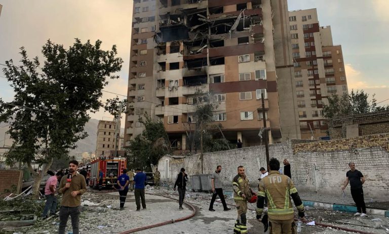 Israel ataca instalaciones nucleares iraníes y un misil daña hospital en Israel