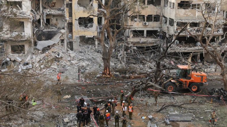 Misiles iraníes alcanzan Tel Aviv y Haifa; Israel advierte con una dura represalia
