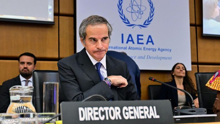 Parlamento de Irán aprueba suspender cooperación con el OIEA