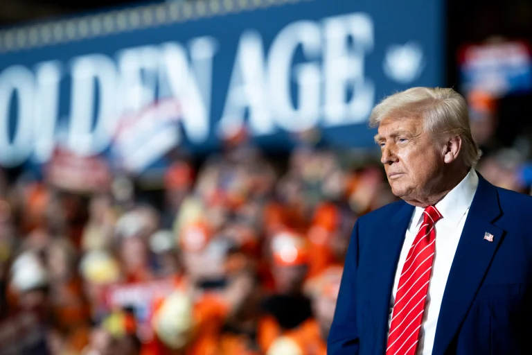 Trump firma una orden que duplica los aranceles al acero y aluminio de EEUU al 50%