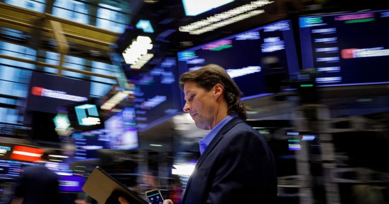Los inversores refuerzan sus defensas ante un posible desplome del mercado en agosto