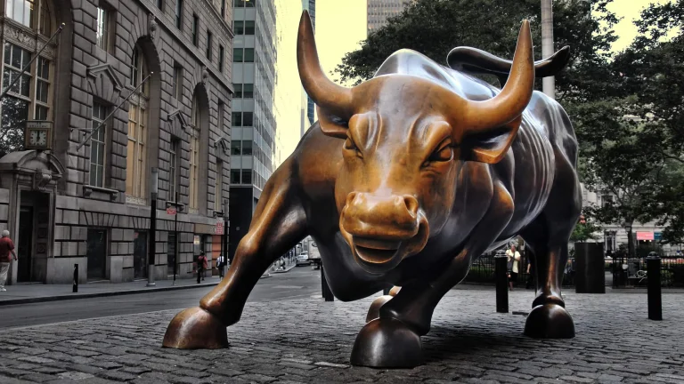 Wall Street desafía a los pesimistas con su mejor rally en más de un año