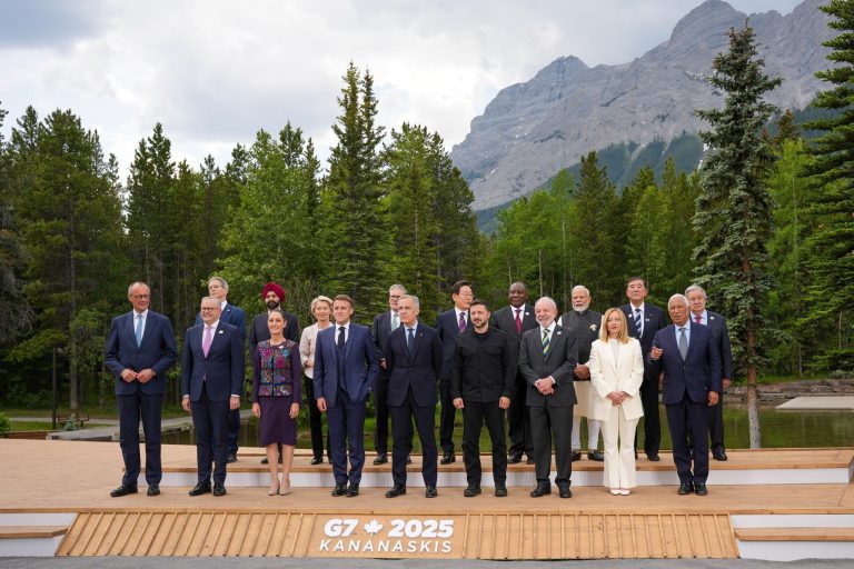 Líderes G7 urgen a Trump retroceder en su guerra comercial