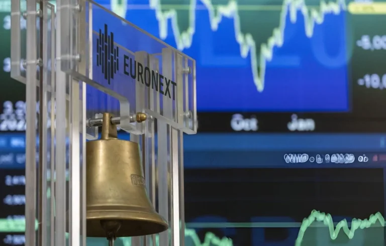 Las acciones europeas suben y el euro cae tras el acuerdo comercial