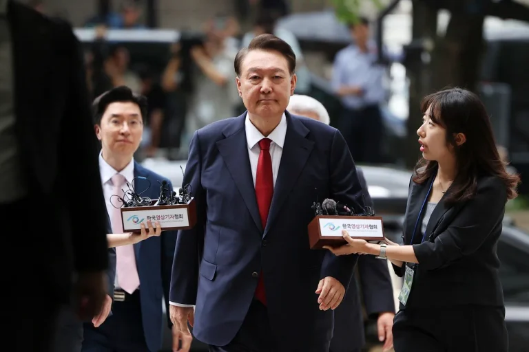 El exlíder de Corea del Sur, Yoon, vuelve a prisión mientras se acelera la investigación en su contra