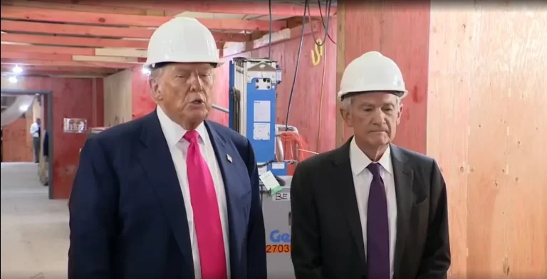 Trump dice que no es necesario despedir a Powell tras recorrer la Fed