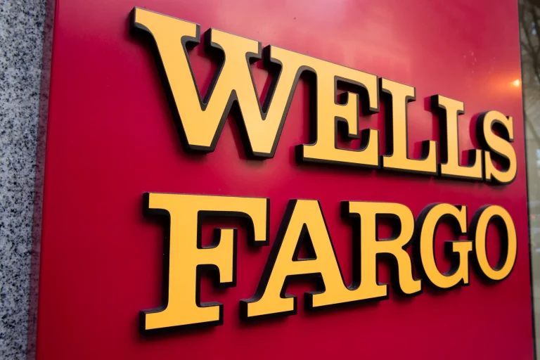 Wells Fargo reduce su optimismo sobre Argentina y advierte por riesgos políticos clave