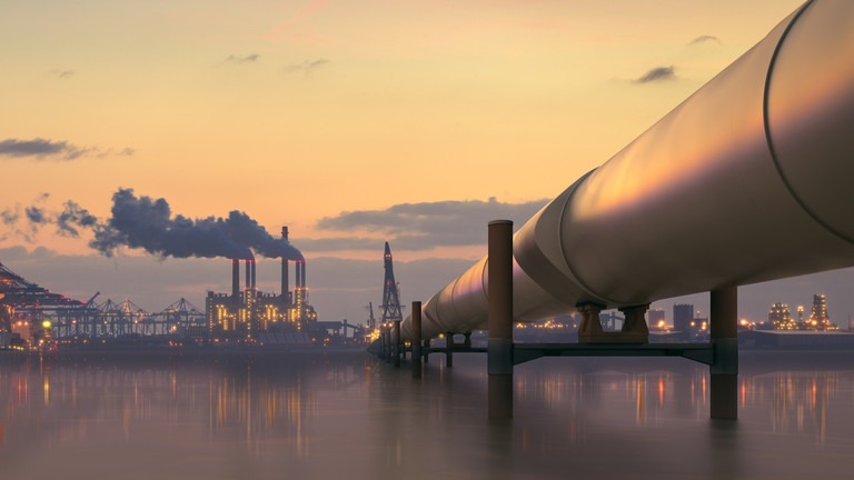 El mercado del petróleo cambia su enfoque hacia la demanda mientras se reaviva la guerra comercial