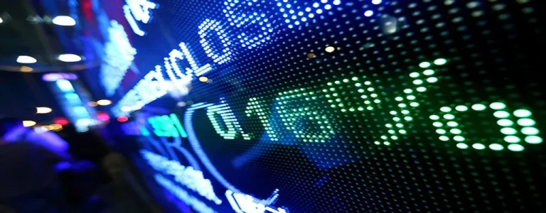 Las acciones globales suben y el dólar se debilita ante expectativas de recortes de tasas de la Fed