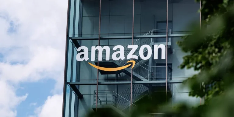 Amazon cae tras previsiones de ganancias decepcionantes y débil crecimiento en la nube