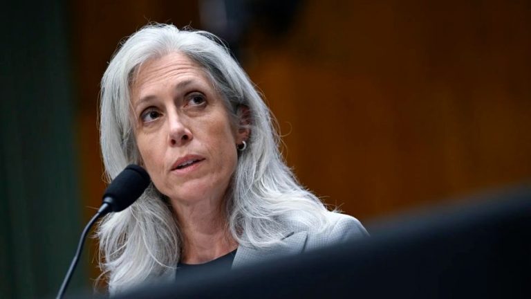 Administración Trump destituye a la directora de los CDC tras un choque por vacunas