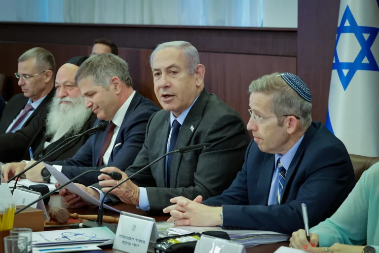 Netanyahu se reúne con autoridades de seguridad mientras evalúa una toma total de Gaza