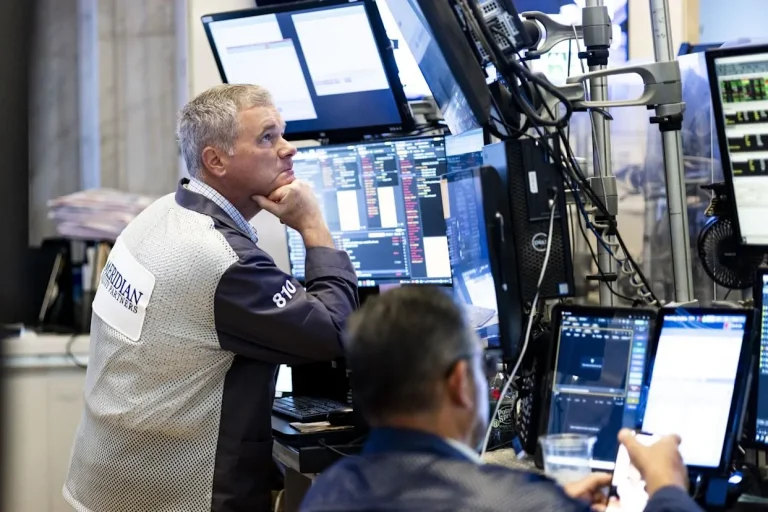 El Dow alcanza un nuevo récord histórico tras un breve impulso de Warren Buffett el viernes