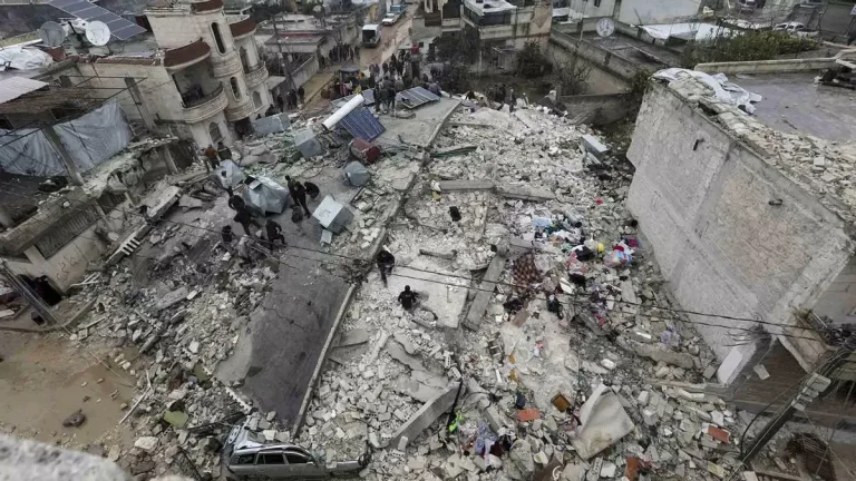 Terremoto en Afganistán de magnitud 6 deja 622 muertos y más de 1.500 heridos