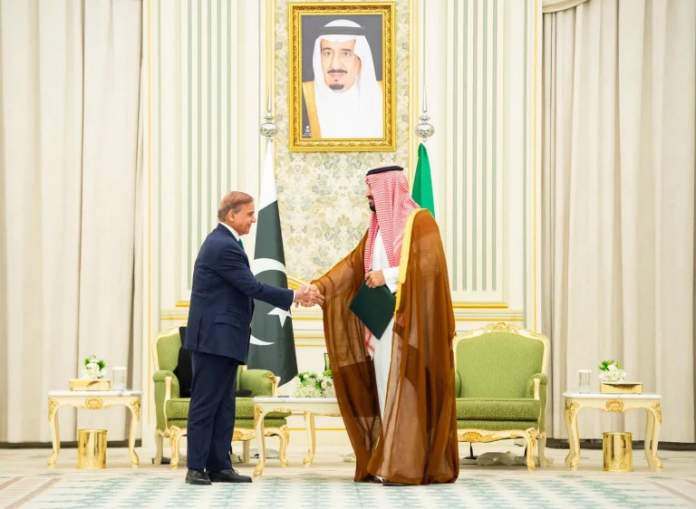 Arabia Saudita y Pakistán, potencia nuclear, firman un pacto de defensa mutua