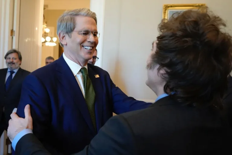 Bessent elogia a Milei en gala de Manhattan mientras prepara rescate para la Argentina