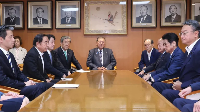 Los aspirantes a primer ministro de Japón preparan sus candidaturas mientras los mercados, nerviosos