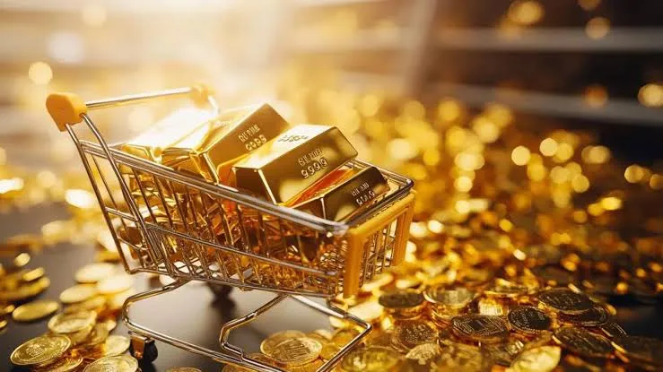 El oro se mantiene cerca de un récord mientras se espera que la Fed recorte tasas