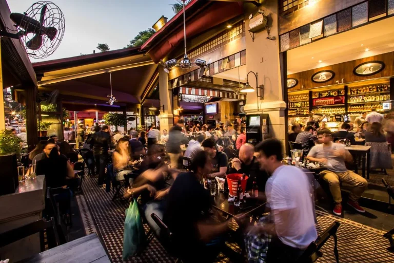 Caen las ventas de alcohol en bares de São Paulo tras intoxicaciones por metanol