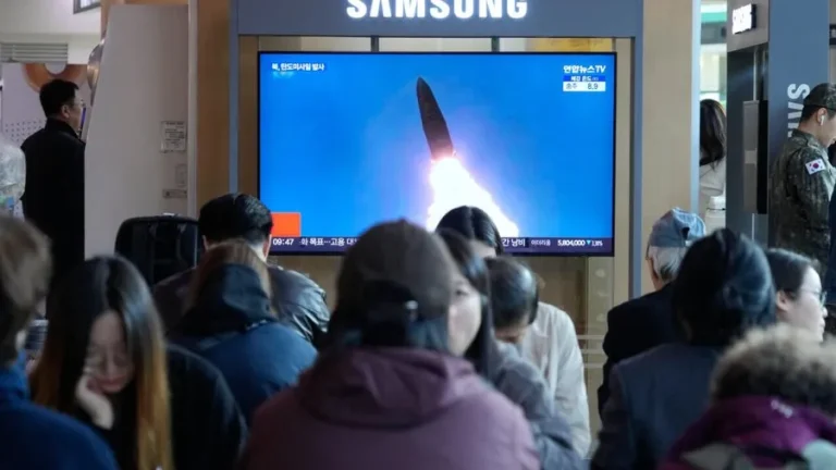 Corea del Norte lanza misiles balísticos mientras Trump se prepara para su viaje a Asia