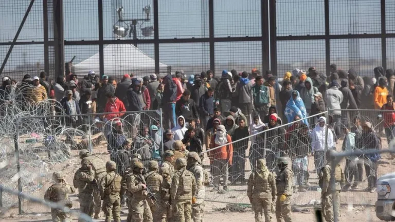 Los cruces ilegales entre Estados Unidos y México caen a su nivel más bajo en 55 años