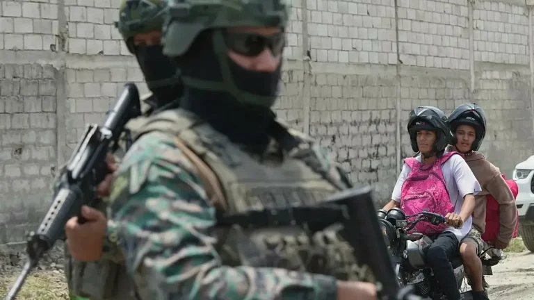 Acusan a Daniel Noboa de imponer una «política de guerra» en Ecuador