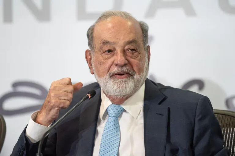 Carlos Slim y Pemex firman acuerdo de 1.695 millones de euros para 32 pozos en Ixachi