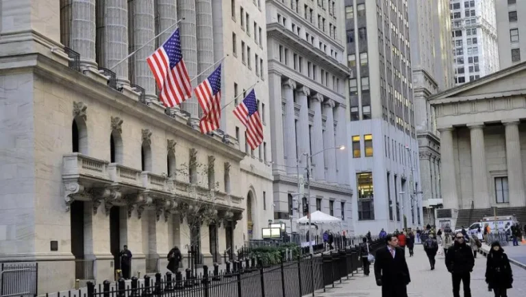 Cierre del Gobierno en EE.UU. golpea a los mercados: caen futuros de Wall Street y el dólar