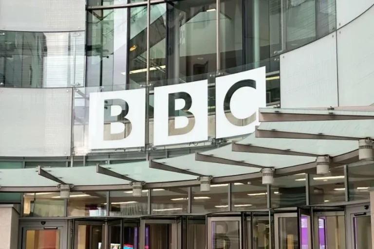 La crisis en la BBC expone fracturas dentro de una institución británica emblemática