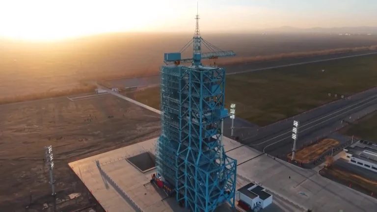 China lanza su primera misión de emergencia hacia la estación espacial Tiangong