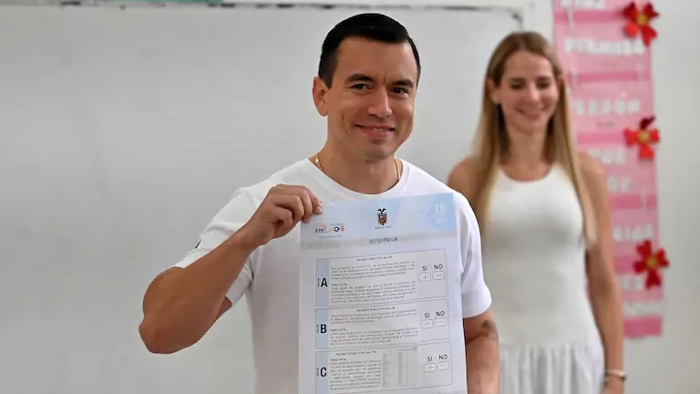 El “no” arrasa en la consulta y frena las reformas claves del Gobierno de Ecuador