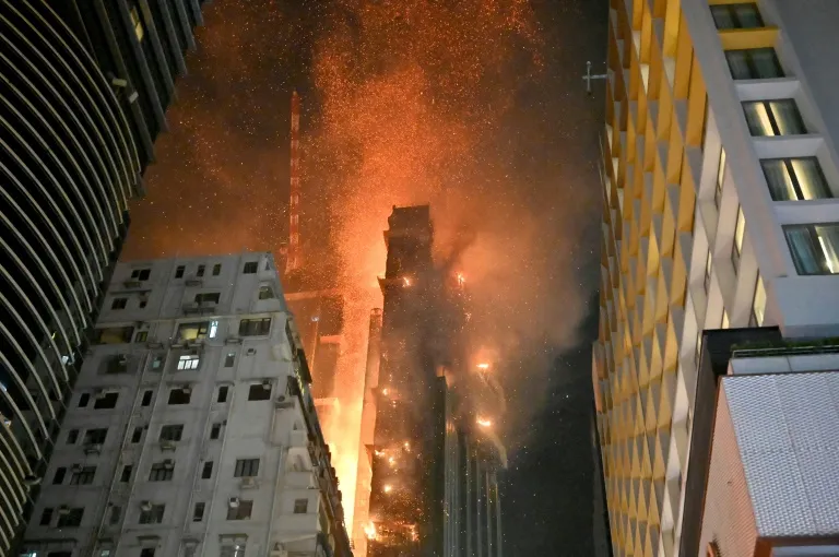 Incendio envuelve torres residenciales en Hong Kong